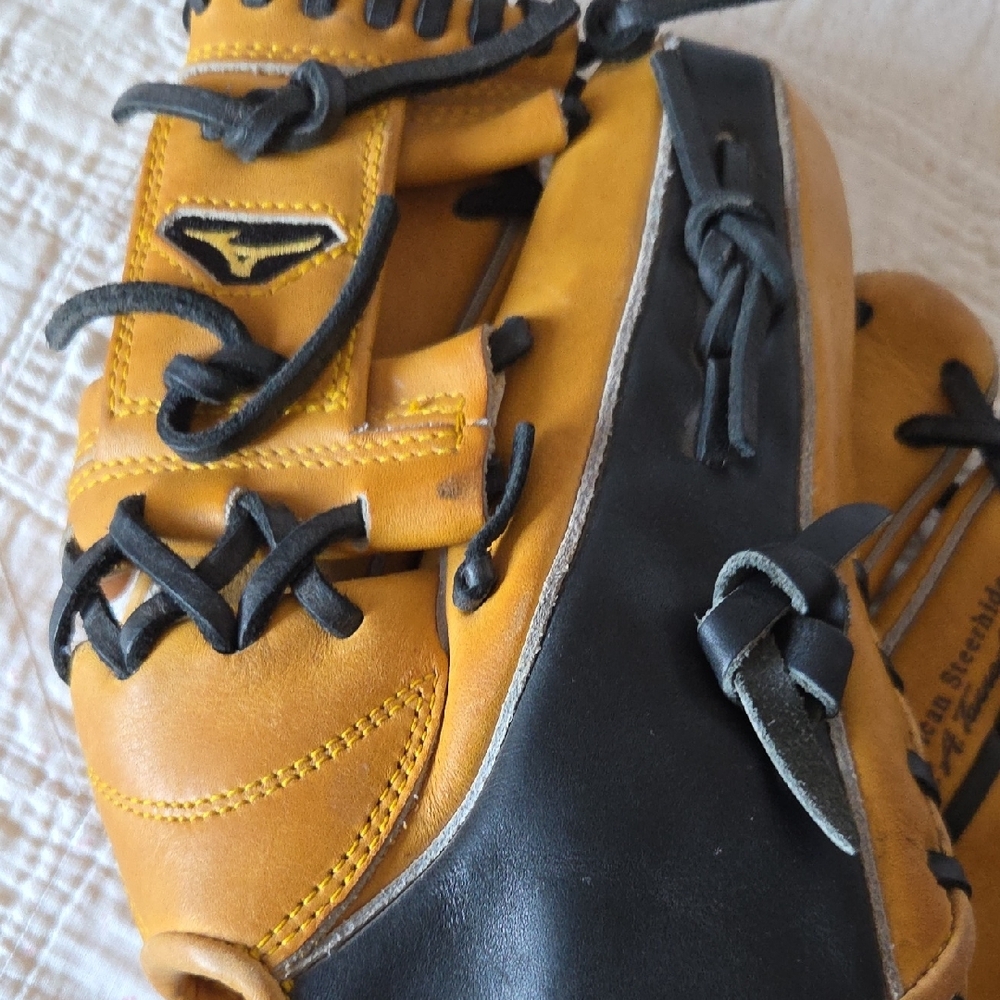Mizuno Yellow and Black Baseball Glove - Picture 4 of 7
